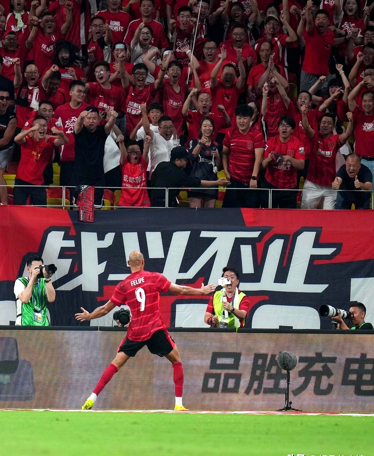 包含赛地聚焦——CBA季后赛今晨热度飙升风云突变成都蓉城赛前豪取连胜，这操作让人直呼：北京国安今夜再遭质疑的词条